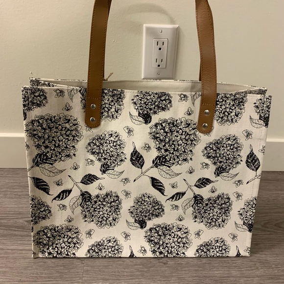 Large Floral black and white Cotton fabric Canvas Tote Bag with leather Handles - Picture 3 of 8